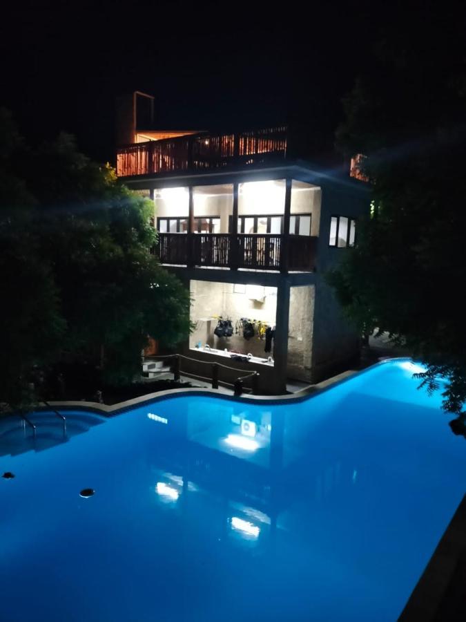 Lunar Dive Resort: Bamboo Villas Kubu Extérieur photo