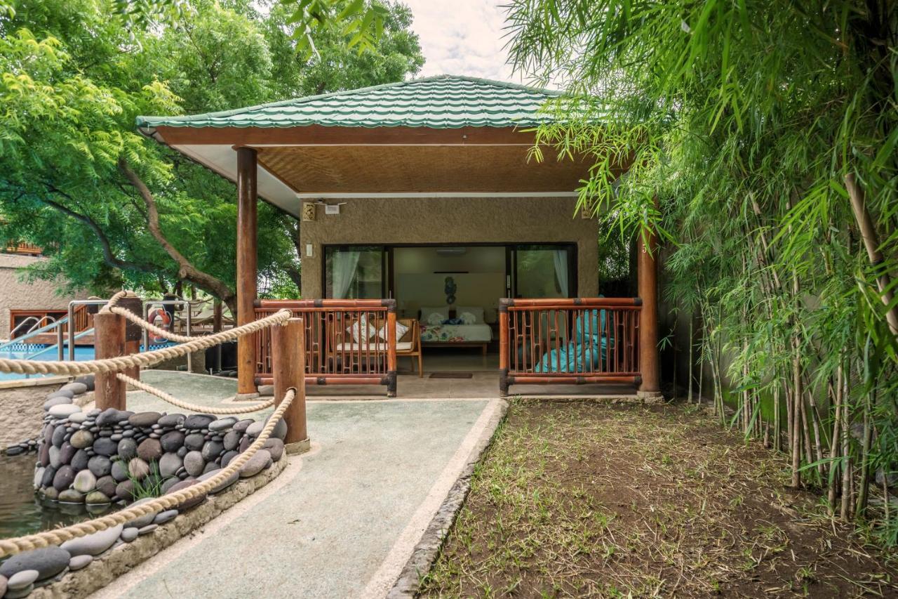 Lunar Dive Resort: Bamboo Villas Kubu Extérieur photo