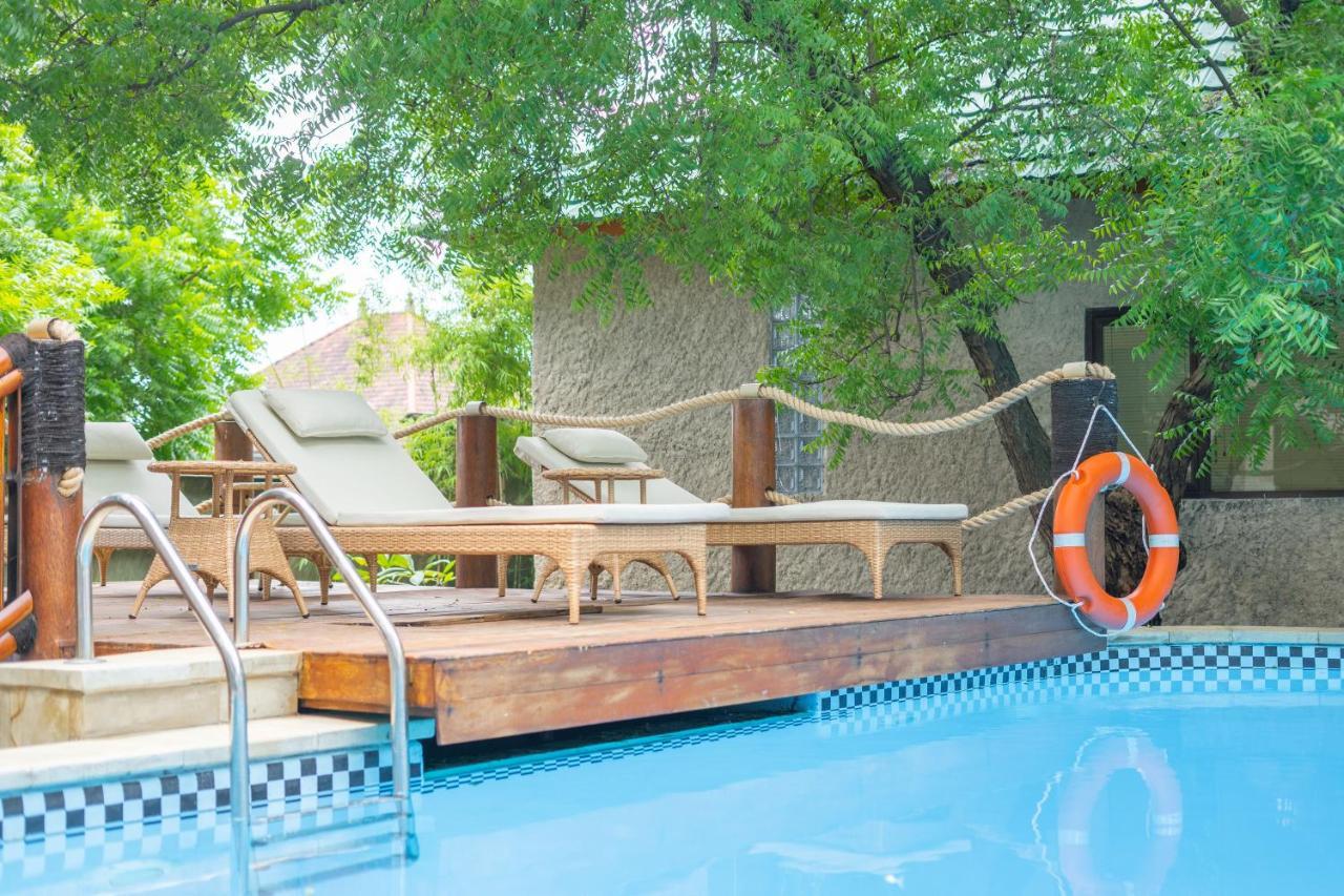 Lunar Dive Resort: Bamboo Villas Kubu Extérieur photo