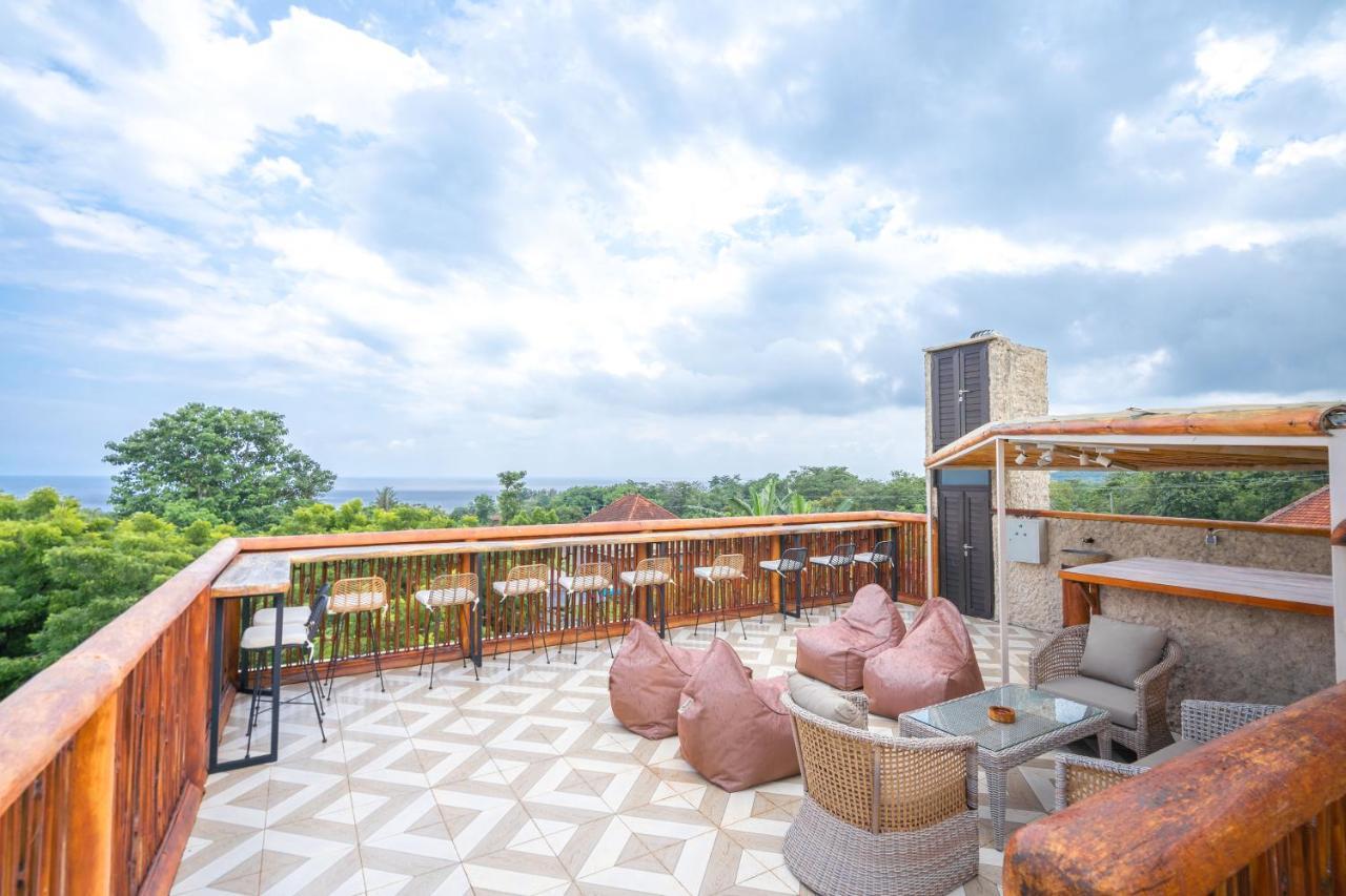 Lunar Dive Resort: Bamboo Villas Kubu Extérieur photo