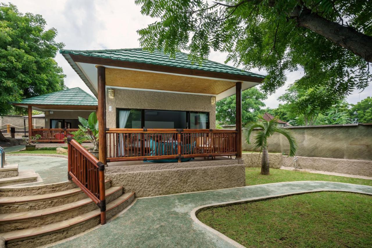 Lunar Dive Resort: Bamboo Villas Kubu Extérieur photo