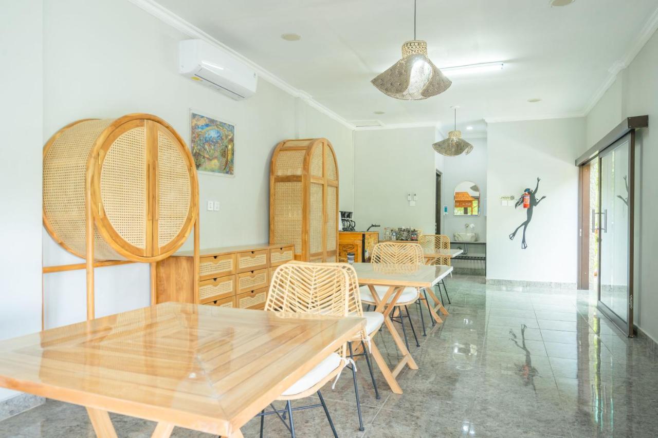 Lunar Dive Resort: Bamboo Villas Kubu Extérieur photo